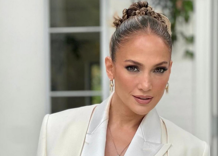 Los vestidos son una de las prendas que destacan el increíble cuerpo de Jennifer Lopez. Foto: instagram: jlo