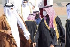 El emir de Qatar Tamim Al Thani fue recibido este martes por el príncipe saudita Mohammed bin Salman.