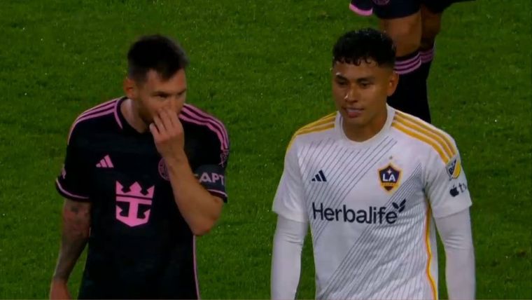 Messi habla con Cerrillo Foto: Captura Video