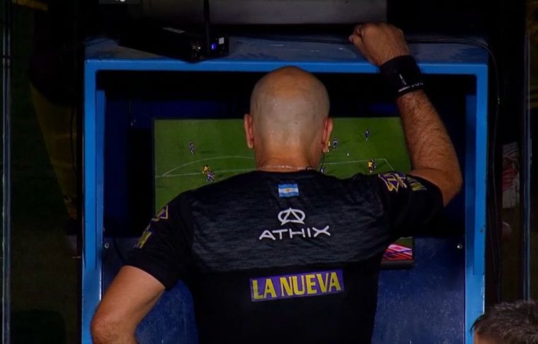 Baliño revisa el VAR.&nbsp;