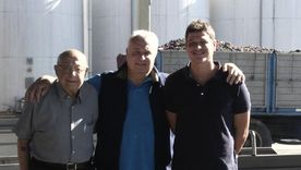 Jorge Falasco, en una foto de archivo, rodeado en ese momento por su padre y su hijo.