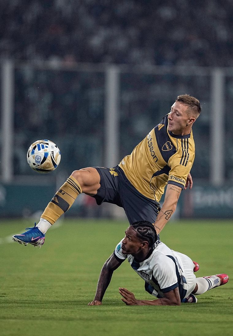 Juan Barinaga volvió a ser titular en el lateral derecho de Boca y cumplió con una actuación correcta. Juan Barinaga volvió a ser titular en el lateral derecho de Boca y cumplió con una actuación correcta. 