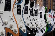 Guitarras de colección, bajos Fender y micrófonos Shure estarán en la subasta de ARCA en septiembre en Mendoza (imagen ilustrativa).