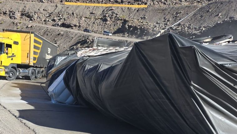 Un camión tuvo desperfectos mecánicos y quedó a la orilla de la ruta. Foto: Gentileza