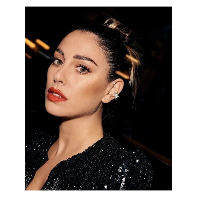 Blanca Suárez propone usar sus claves de estilo para lograr combinar prendas brillantes con otras informales Foto: Instagram