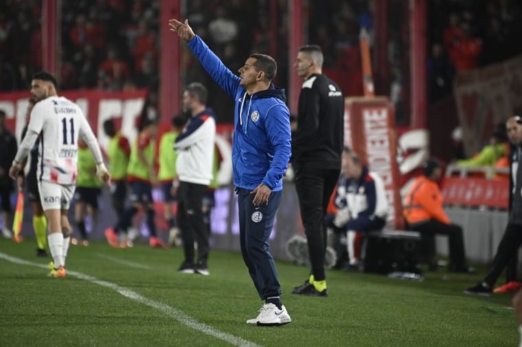 Pipi Romagnoli, disconforme con el rendimiento del Ciclón. Foto: FotoBaires