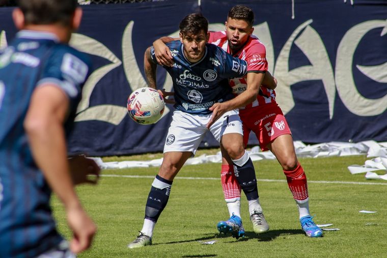Asenjo la aguanta ante la marca de un defensor de la Gloria. Foto: Fabián Salamone / MDZ