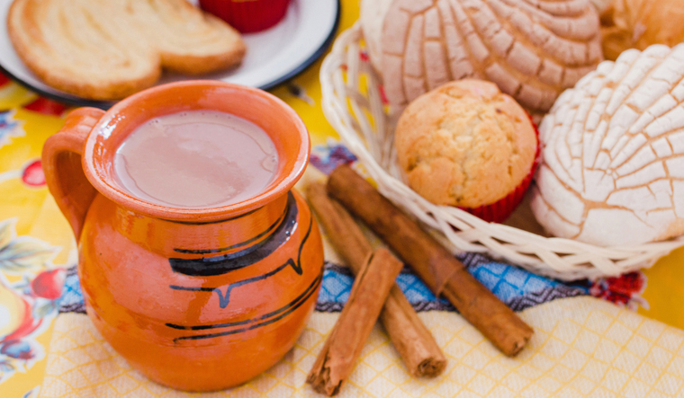 La receta de atole de chocolate tiene raíces prehispánicas, cuando los pueblos originarios mezclaban cacao con maíz y agua para crear una bebida sagrada ofrecida a los dioses.