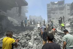 Los palestinos buscan víctimas en el lugar de los ataques israelíes contra casas, en medio del conflicto entre Israel y Hamas, en el campamento de refugiados de Al Shati en la ciudad de Gaza Foto: REUTERS