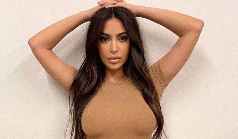 Toma aire antes de ver a Kim Kardashian con un mono de transparencias Kim Kardashian es una modelo, empresaria y personalidad de televisión estadounidense. Foto: Instagram