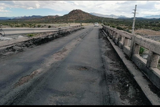 Deterioro y olvido. Así luce actualmente el puente sobre el río Malagüe. Foto: Twitter Juan Manuel Ojeda