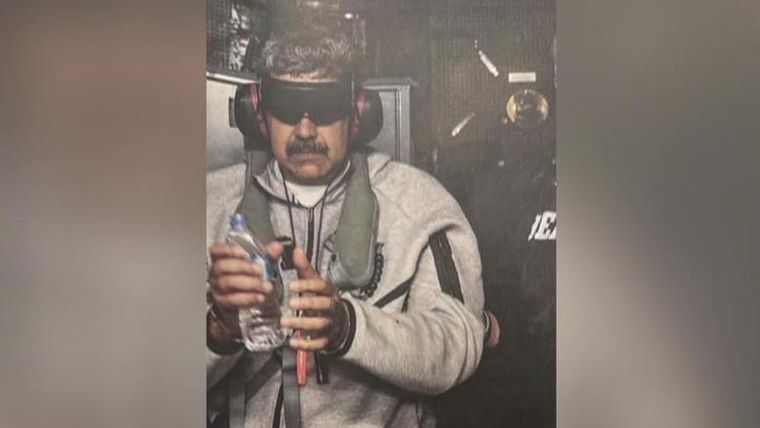 Maduro fue fotografiado a bordo del USS Iwo Jima esposado, con protectores auditivos y una especie de venda en los ojos.