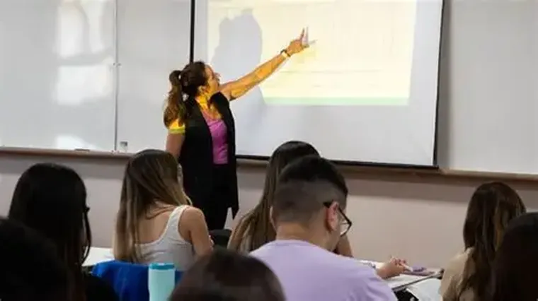 Estrada tenía un don para la palabra escrita y hablada que lo convertía en un faro para sus estudiantes. Estrada tenía un don para la palabra escrita y hablada que lo convertía en un faro para sus estudiantes.