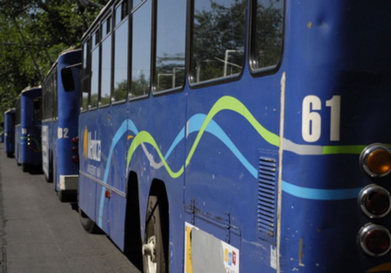 Los pasajeros se quedaron sin transporte , esta calurosa siesta, sólo por un rato Foto: Nacho Gaffuri / MDZ