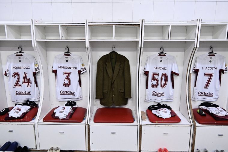 El saco de Russo, entre las camiseta de los jugadores de Lanús.