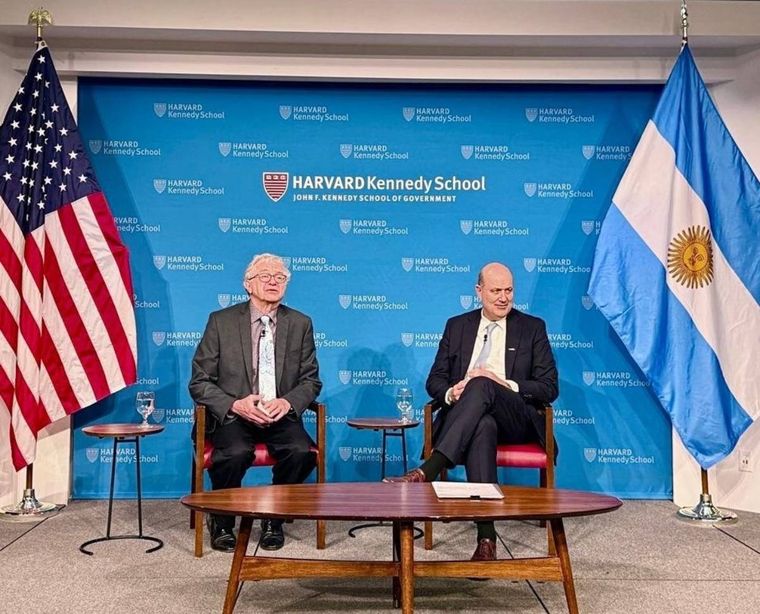 El ministro de Desregulación disertó en Harvard