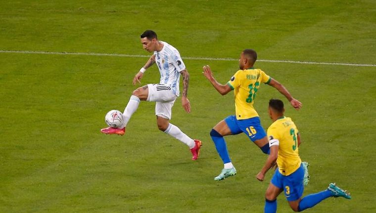 Di María define y Renan Lodi lo persigue. Foto: Capturas