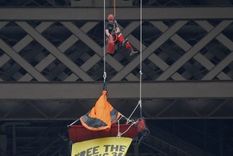 un activista de greenpeace, 11 horas colgado de la torre eiffel