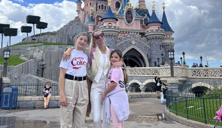 Nikita y sus hijas en el parque de diversiones Neumann llevó a las pequeñas