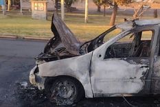 Así quedó el vehículo tras el incendio Foto: Fede Lagiglia/MDZ