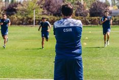 Berti analiza su posible once. Foto: @CSIRoficial Berti analiza su posible once. Foto: @CSIRoficial