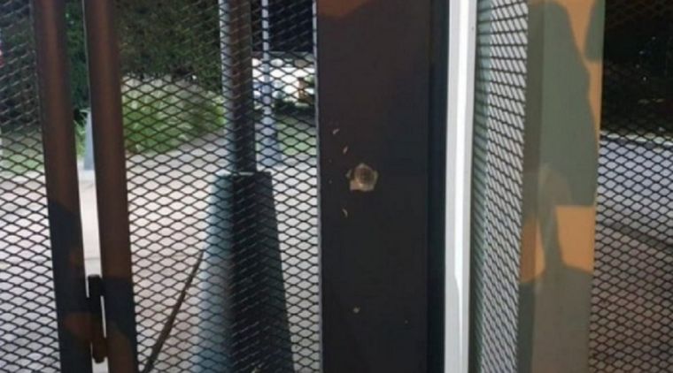 El impacto de una de las balas en el edificio Foto: NA