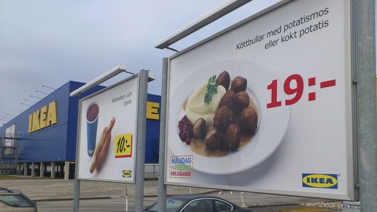 Un cartel publicitario de albóndigas en el estacionamiento de una tienda de Ikea en la ciudad de Malmo, Suecia.