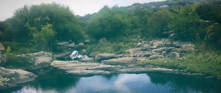 Desde Córdoba Capital se debe tomar la RN 20, continuar por la RP 73 y RN 38 hacia el departamento de Cruz del Eje. Desde Córdoba Capital se debe tomar la RN 20, continuar por la RP 73 y RN 38 hacia el departamento de Cruz del Eje.