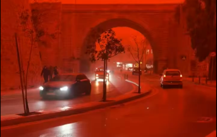 Una sorprendente tormenta de arena tapó el sol en Grecia y tiño el cielo de rojo.