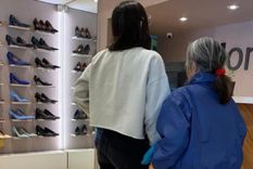 emotivo: una jubilada fue a pagar, la tarjeta estaba vencida y le regalaron las zapatillas