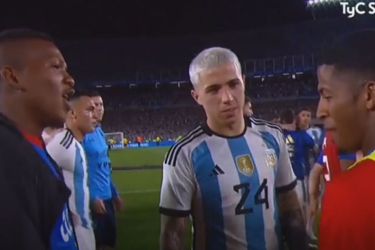Enzo Fernández y un momento insólito con su camiseta de por medio.