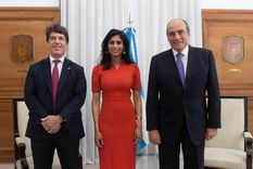 Nicolás Posse y Guillermo Francos junto a la subdirectora Gerente del Fondo Monetario Internacional Foto: Noticias Argentinas