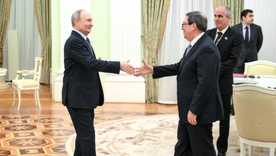 Vladimir Putin con el Cancillor de Cuba, Bruno Rodríguez Parrilla.