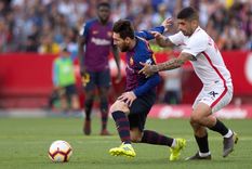 Banega marcando a Messi en un Barcelona-Sevilla Foto: NA
