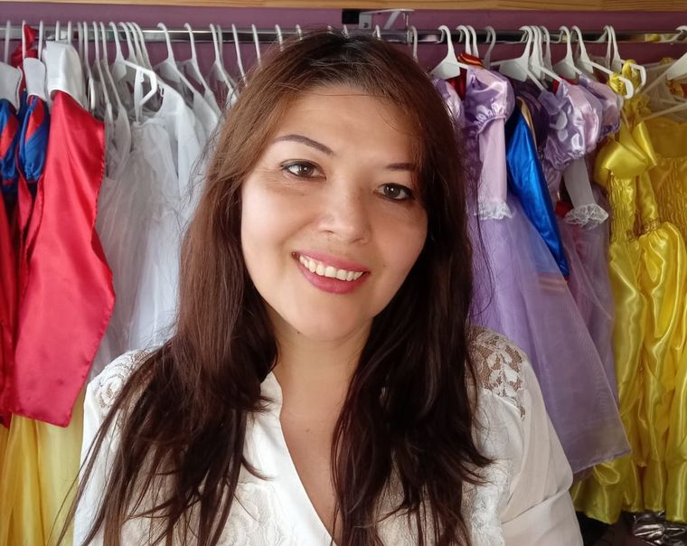 Carolina Lobo junto a sus vestidos de diseño. Carolina Lobo junto a sus vestidos de diseño.