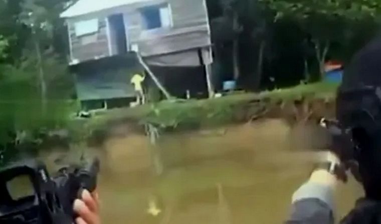 Efectivos de la Policía Bonaerense y de Prefectura Naval Argentina desplegaron este viernes un fuerte operativo en el partido de Escobar, para encontrar al tirador que disparó el domingo contra una mujer que navegaba en Arroyo Correntino.