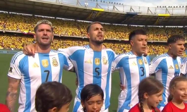 El elenco nacional saltó al campo de juego. Foto: Captura