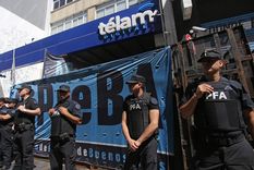 La Policía Federal cubriendo el vallado que rodeaba a una de las sedes de Télam durante el acampe llevado adelante por sus trabajadores. Foto: Noticias Argentinas