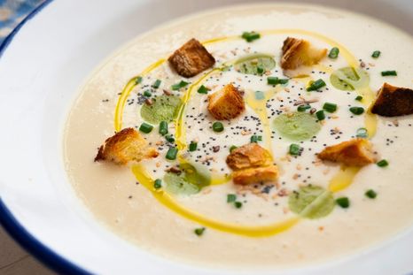 El secreto de los chefs andaluces para la mejor sopa fría ajoblanco, cómo prepararla paso a paso El secreto de los chefs andaluces para la mejor sopa fría ajoblanco, cómo prepararla paso a paso