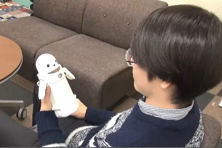 OMOY es un robot mediador entre los humanos y las comunicaciones digitales