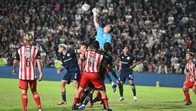 El arquero de Barracas Central, Marcelo Miño, sale con todo a despejar el balón entre varios jugadores de Independiente Rivadavia y del Guapo.&nbsp;
