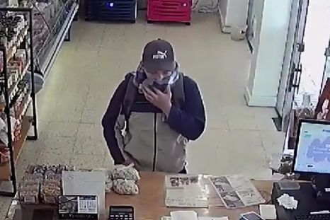 El hecho quedó registrado por las cámaras de seguridad del local. Foto: Captura de pantalla