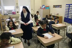 Los colegios jesuitas, especialmente en las clases alta y media-alta, muestran la predominancia de un currículum gerencial que busca formar individuos racionales. Los colegios jesuitas, especialmente en las clases alta y media-alta, muestran la predominancia de un currículum gerencial que busca formar individuos racionales.