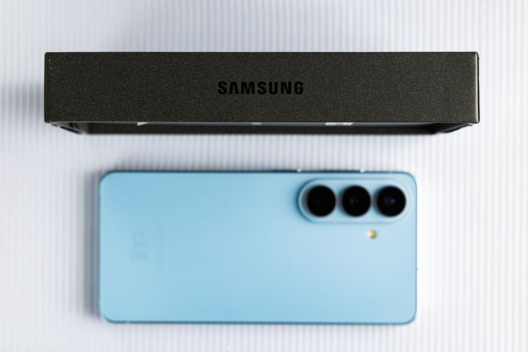 Con el nuevo estándar Qi2, el teléfono permitirá el uso de accesorios magnéticos sin necesidad de fundas adicionales. Con el nuevo estándar Qi2, el teléfono permitirá el uso de accesorios magnéticos sin necesidad de fundas adicionales.