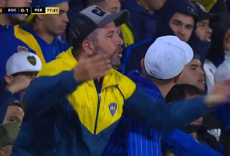 Los fanáticos perdieron la paciencia.