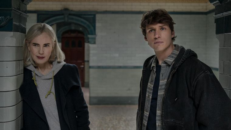 La serie se basa en las Crónicas vampíricas y Las brujas de Mayfair de Anne Rice. La serie se basa en las Crónicas vampíricas y Las brujas de Mayfair de Anne Rice.