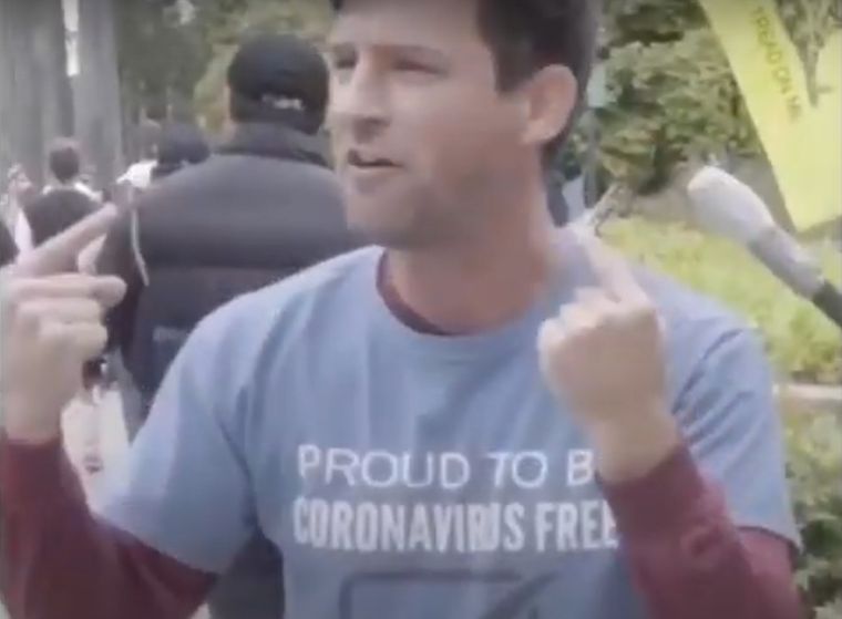 Torpe Tóseme en la cara, repite el hombre en medio de una manifestación.