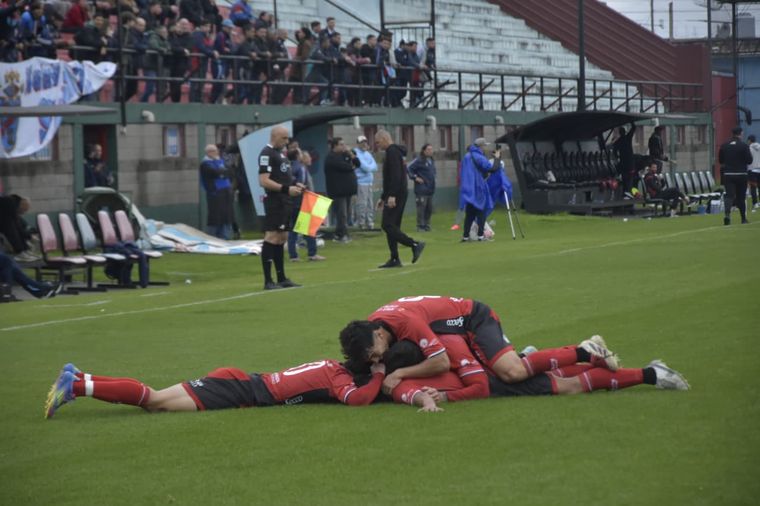 Todos los abrazos todos, en esa montaña humana en el suelo del campo de juego, son para Lucas Faggioli, quien volvió a ser el héroe de Maipú con un tanto clave.&nbsp;