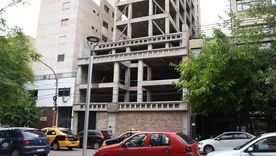 Vecinos aseguran que la construcción se frenó por fallas estructurales y que, con los años, el edificio pasó a ser parte del día a día. Vecinos aseguran que la construcción se frenó por fallas estructurales y que, con los años, el edificio pasó a ser parte del día a día.