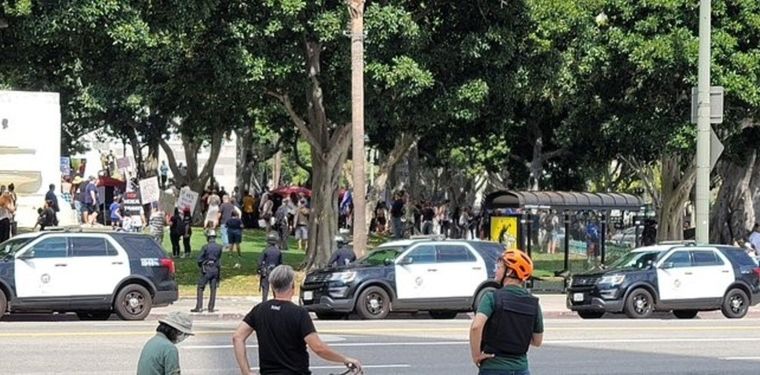 Una protesta antivacunas terminó en una batalla campal en Los Ángeles.